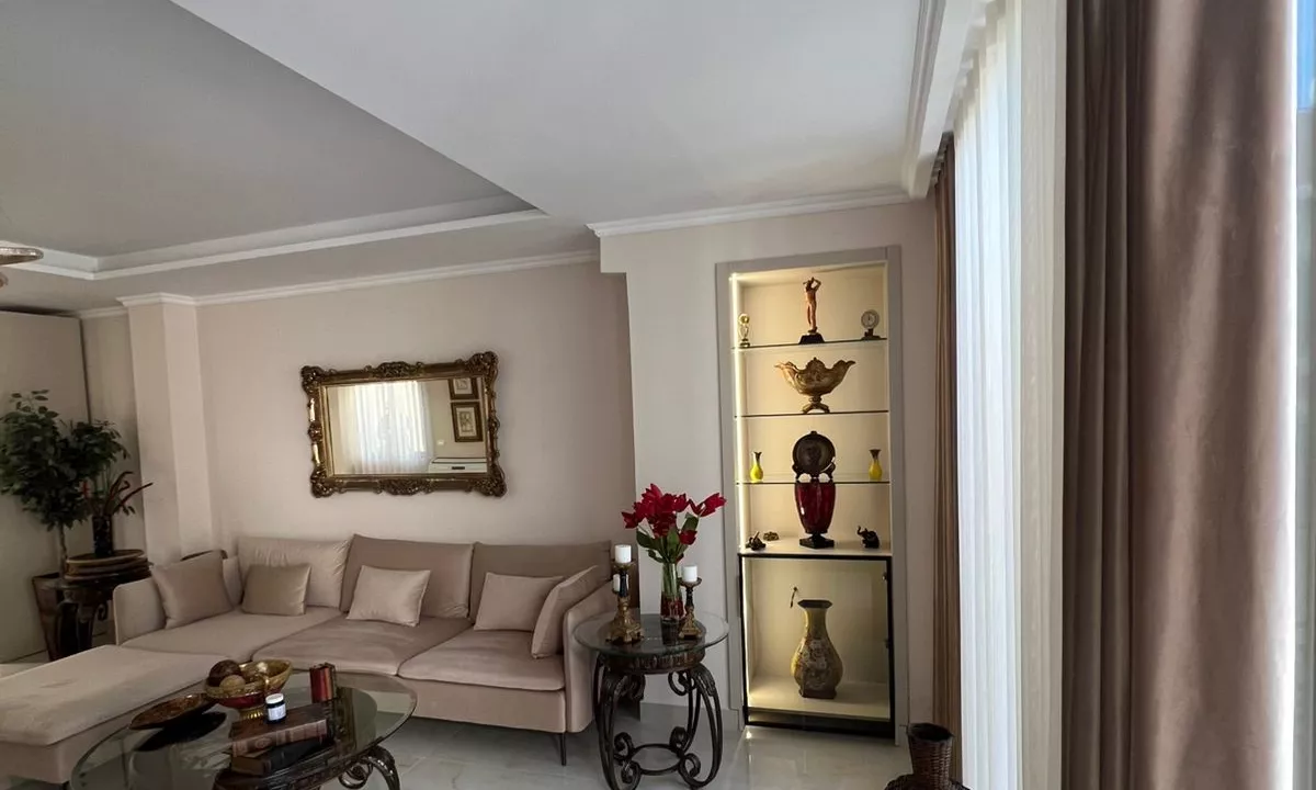 Shtepi me qera Vila Luksoze ne Tirane, 2+1, Mobilimi E mobiluar, Pagesa 2,000  Euro.