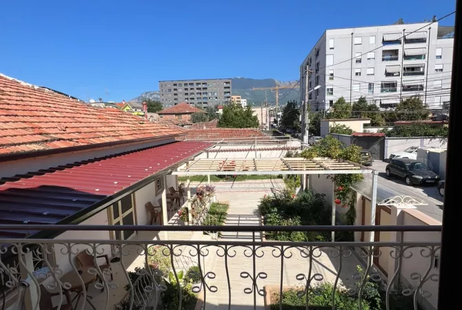 Shtepi me qera Vila Luksoze ne Tirane, 2+1, Mobilimi E mobiluar, Pagesa 2,000  Euro.