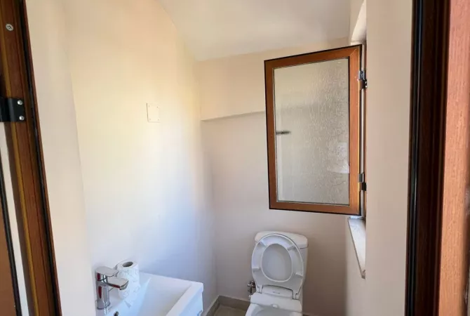 Shtepi me qera Vila Luksoze ne Tirane, 2+1, Mobilimi E mobiluar, Pagesa 2,000  Euro.