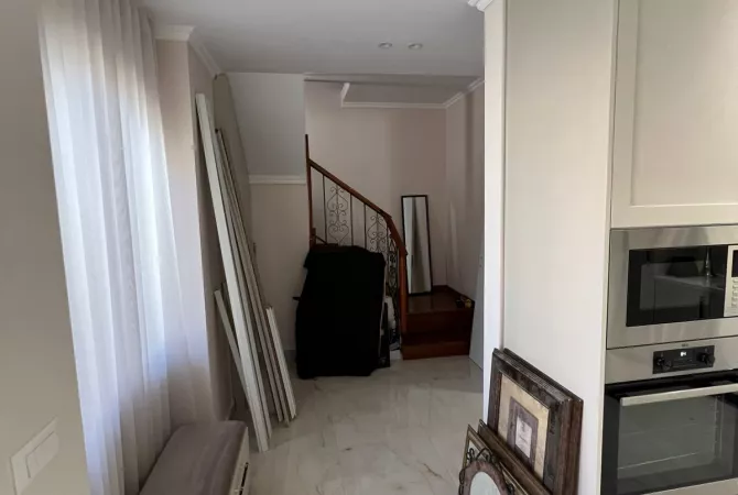 Shtepi me qera Vila Luksoze ne Tirane, 2+1, Mobilimi E mobiluar, Pagesa 2,000  Euro.