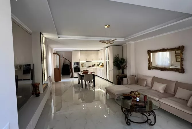 Shtepi me qera Vila Luksoze ne Tirane, 2+1, Mobilimi E mobiluar, Pagesa 2,000  Euro.