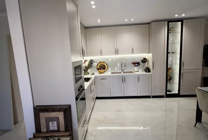 Shtepi me qera Vila Luksoze ne Tirane, 2+1, Mobilimi E mobiluar, Pagesa 2,000  Euro.