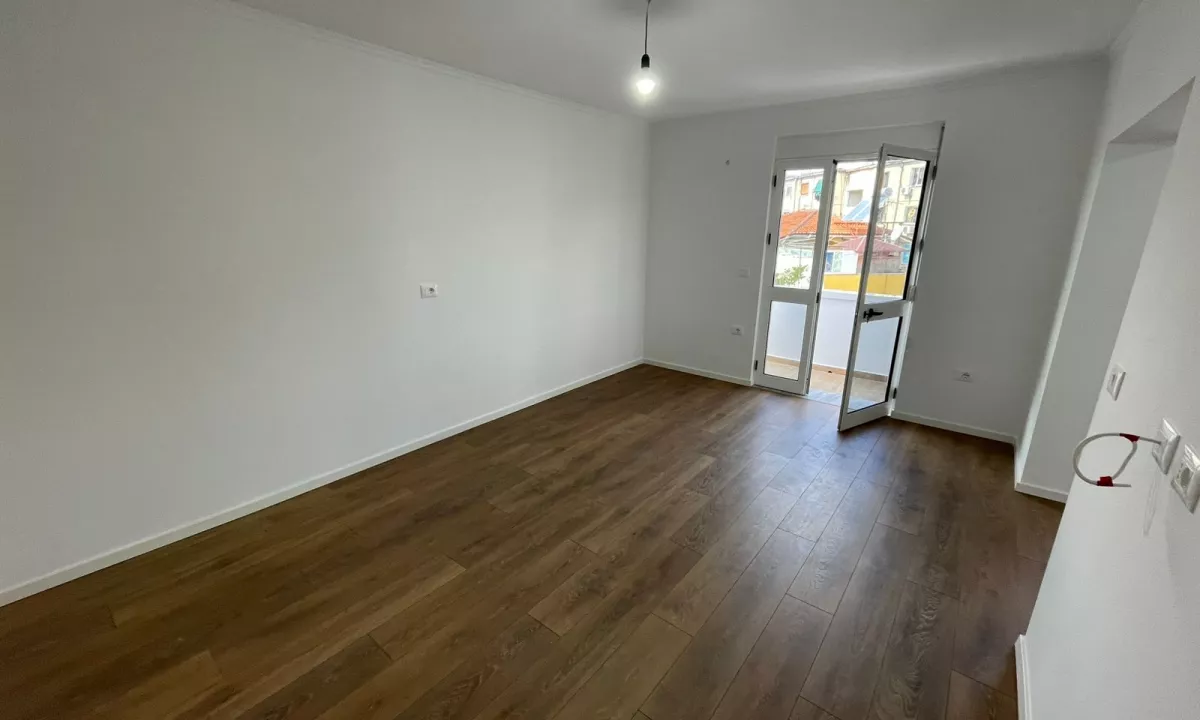 Shtepi ne shitje Apartament ne Tirane, 2+1, Mobilimi Bosh, pa mobiluar, Pagesa 155,000  Euro.