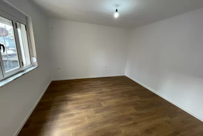 Shtepi ne shitje Apartament ne Tirane, 2+1, Mobilimi Bosh, pa mobiluar, Pagesa 155,000  Euro.