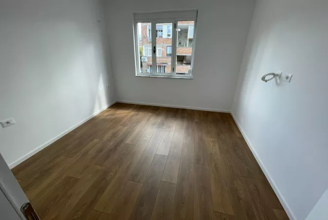 Shtepi ne shitje Apartament ne Tirane, 2+1, Mobilimi Bosh, pa mobiluar, Pagesa 155,000  Euro.