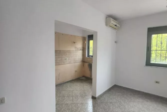 Shtepi ne shitje Apartament ne Tirane, 1+1, Mobilimi Bosh, pa mobiluar, Pagesa 103,000  Euro.