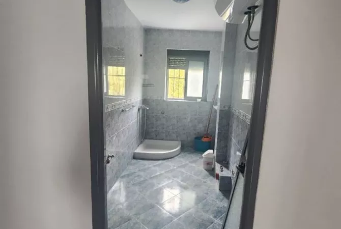 Shtepi ne shitje Apartament ne Tirane, 1+1, Mobilimi Bosh, pa mobiluar, Pagesa 103,000  Euro.