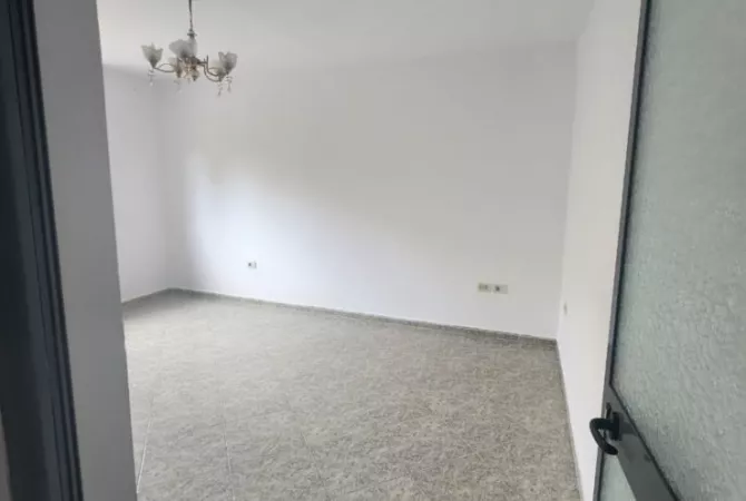 Shtepi ne shitje Apartament ne Tirane, 1+1, Mobilimi Bosh, pa mobiluar, Pagesa 103,000  Euro.