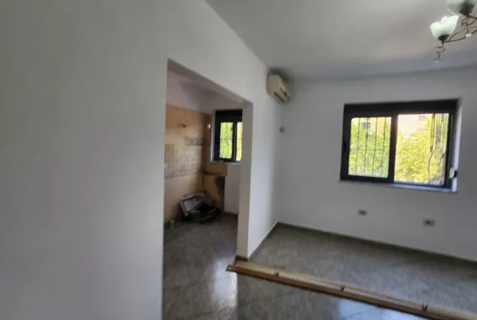 Shtepi ne shitje Apartament ne Tirane, 1+1, Mobilimi Bosh, pa mobiluar, Pagesa 103,000  Euro.