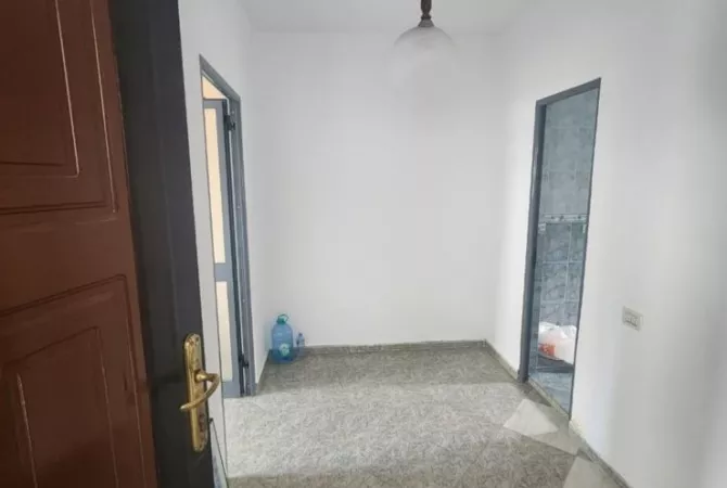 Shtepi ne shitje Apartament ne Tirane, 1+1, Mobilimi Bosh, pa mobiluar, Pagesa 103,000  Euro.