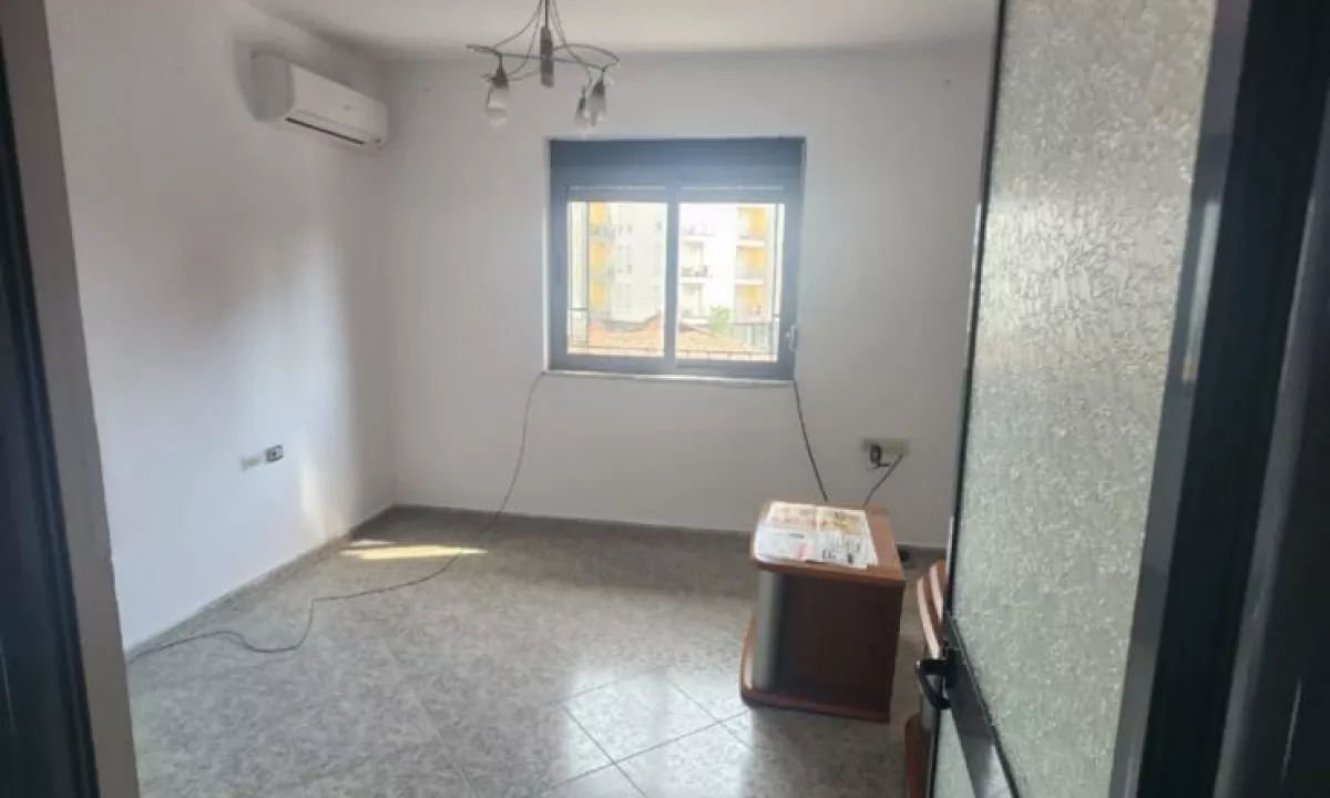 Shtepi ne shitje Apartament ne Tirane, 1+1, Mobilimi Bosh, pa mobiluar, Pagesa 103,000  Euro.