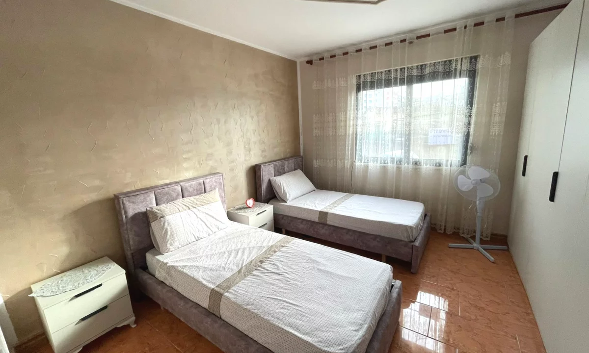 Shtepi ne shitje Apartament ne Tirane, 3+1, Mobilimi E mobiluar, Pagesa 145,000  Euro.