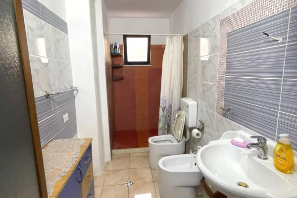 Shtepi ne shitje Apartament ne Tirane, 3+1, Mobilimi E mobiluar, Pagesa 145,000  Euro.