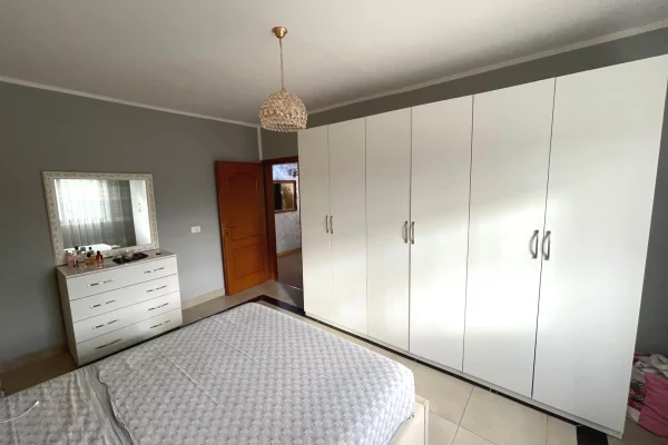 Shtepi ne shitje Apartament ne Tirane, 3+1, Mobilimi E mobiluar, Pagesa 145,000  Euro.