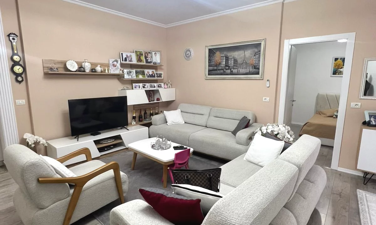 Shtepi ne shitje Apartament ne Tirane, 2+1, Mobilimi E mobiluar, Pagesa 135,000  Euro.