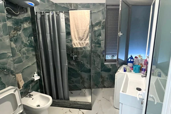 Shtepi ne shitje Apartament ne Tirane, 2+1, Mobilimi E mobiluar, Pagesa 135,000  Euro.