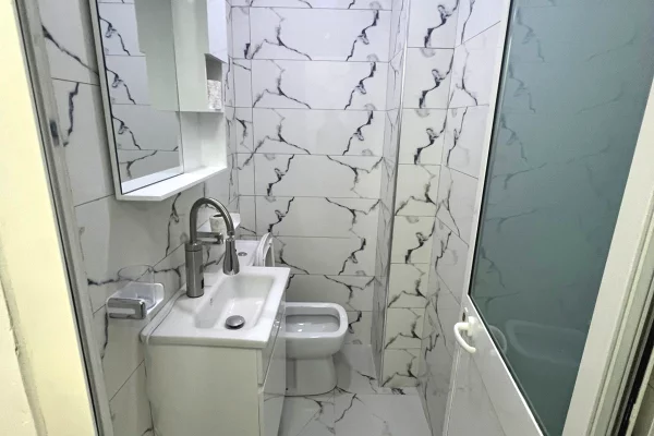 Shtepi ne shitje Apartament ne Tirane, 2+1, Mobilimi E mobiluar, Pagesa 135,000  Euro.