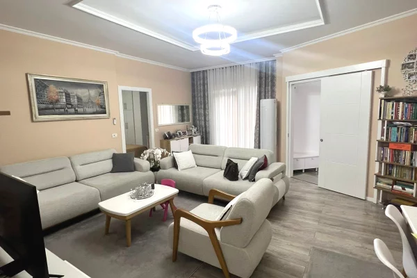 Shtepi ne shitje Apartament ne Tirane, 2+1, Mobilimi E mobiluar, Pagesa 135,000  Euro.