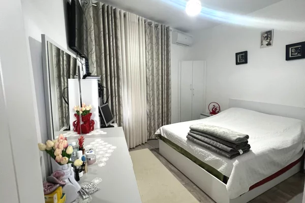 Shtepi ne shitje Apartament ne Tirane, 2+1, Mobilimi E mobiluar, Pagesa 135,000  Euro.