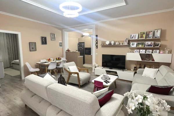 Shtepi ne shitje Apartament ne Tirane, 2+1, Mobilimi E mobiluar, Pagesa 135,000  Euro.