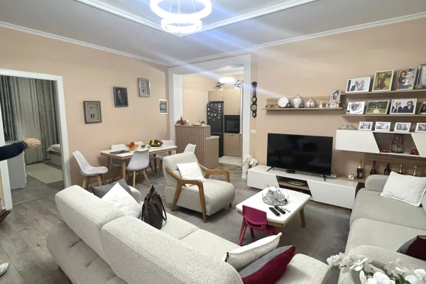 Shtepi ne shitje Apartament ne Tirane, 2+1, Mobilimi E mobiluar, Pagesa 135,000  Euro.
