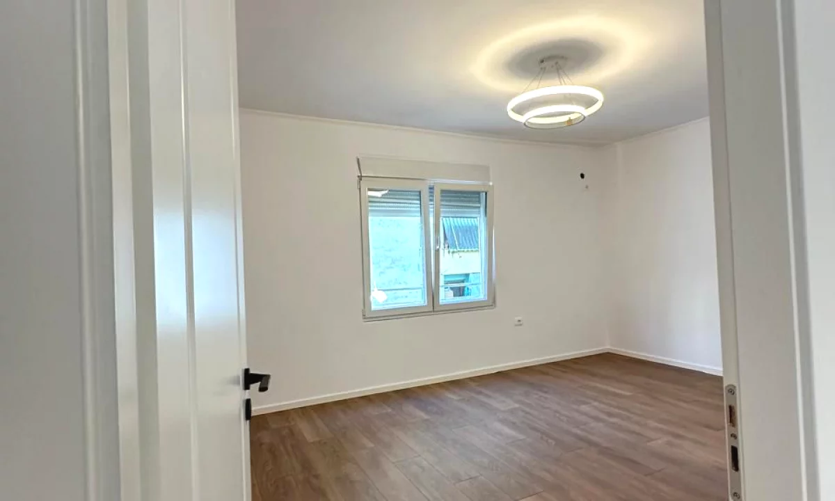 Shtepi ne shitje Apartament ne Tirane, 2+1, Mobilimi E mobiluar, Pagesa 118,000  Euro.