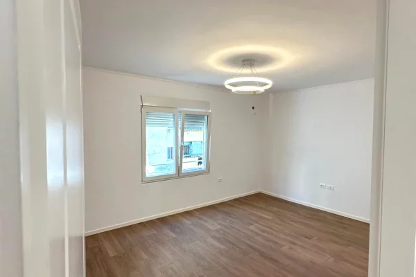 Shtepi ne shitje Apartament ne Tirane, 2+1, Mobilimi E mobiluar, Pagesa 118,000  Euro.