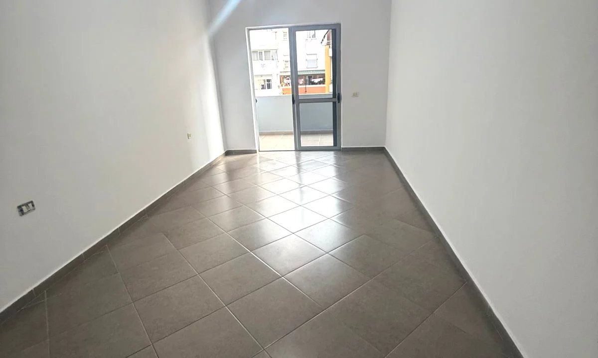 Shtepi ne shitje Apartament ne Tirane, 1+1, Mobilimi Bosh, pa mobiluar, Pagesa 95,000  Euro.