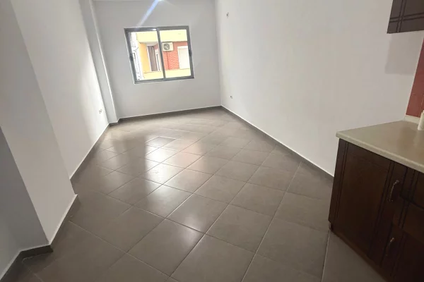 Shtepi ne shitje Apartament ne Tirane, 1+1, Mobilimi Bosh, pa mobiluar, Pagesa 95,000  Euro.