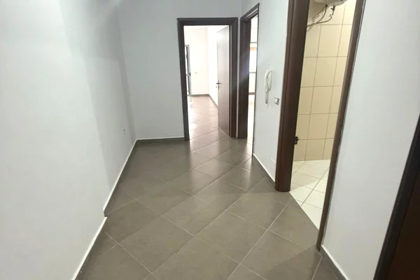 Shtepi ne shitje Apartament ne Tirane, 1+1, Mobilimi Bosh, pa mobiluar, Pagesa 95,000  Euro.