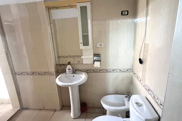 Shtepi me qera Apartament ne Tirane, 2+1, Mobilimi Pjeserisht e mobiluar, Pagesa 550  Euro.