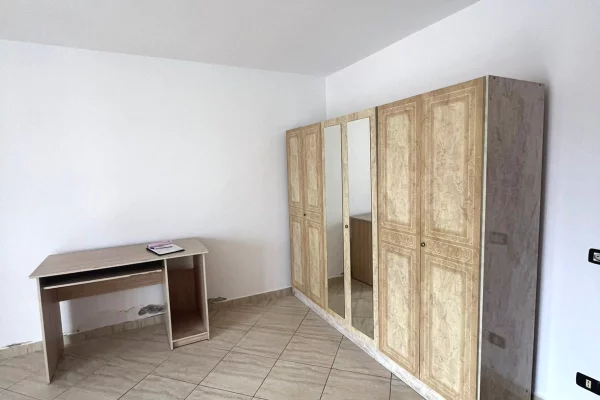 Shtepi me qera Apartament ne Tirane, 2+1, Mobilimi Pjeserisht e mobiluar, Pagesa 550  Euro.