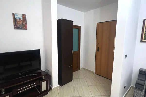 Shtepi me qera Apartament ne Tirane, 2+1, Mobilimi Pjeserisht e mobiluar, Pagesa 550  Euro.