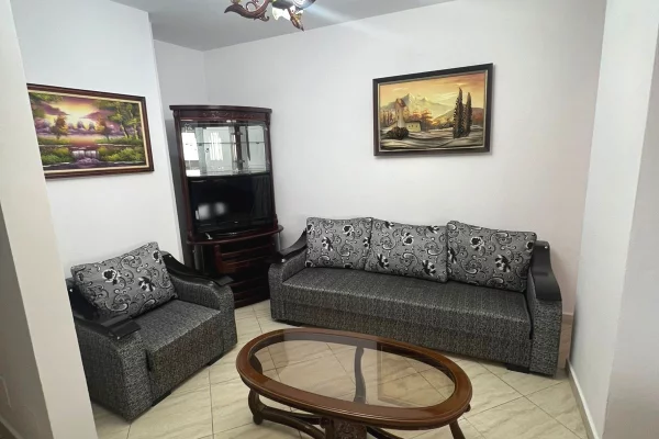 Shtepi me qera Apartament ne Tirane, 2+1, Mobilimi Pjeserisht e mobiluar, Pagesa 550  Euro.