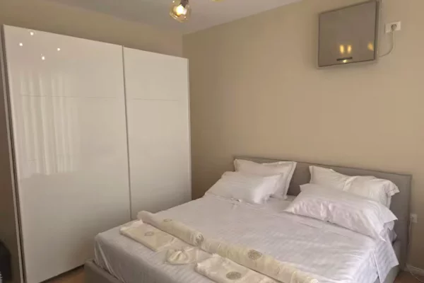 Qera, Apartament 2+1, Blloku përball SKY Tower, Tiranë - 1200€ | 145 m²