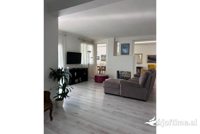 Shitet, Apartament 2+1+Verandë,Blloku.