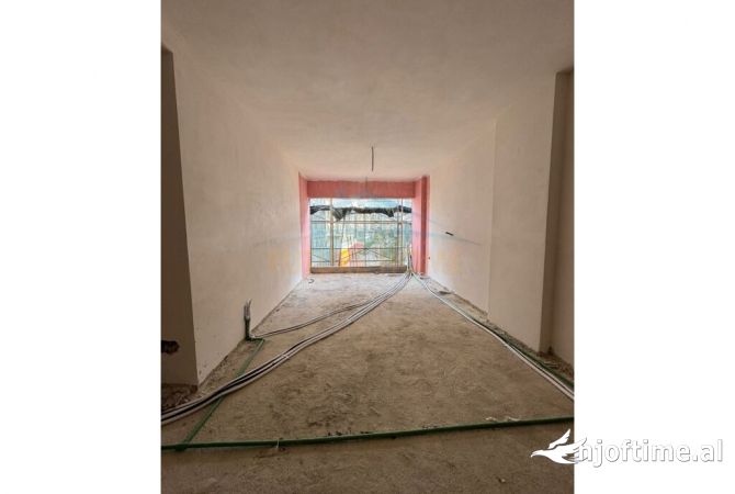 Shitet, Apartament 2+1, Komuna e Parisit