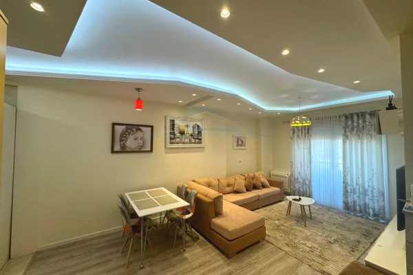 Shitet, Apartament 1+1 , Komuna e Parisit ,Tiranë.