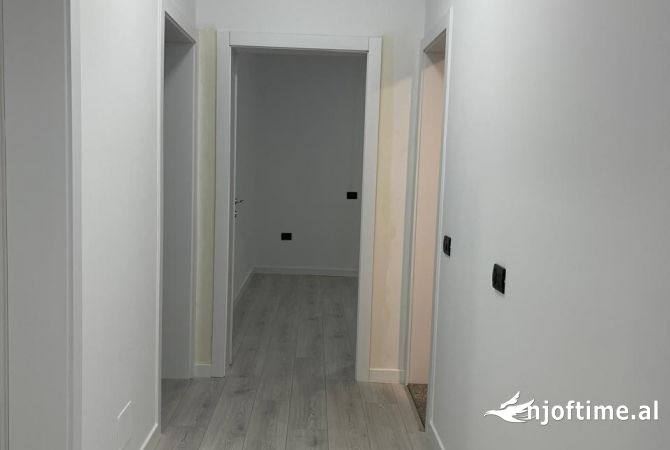 Ambiente Commerciale in Affitto 3+1 a Tirana - 1,000 Euro