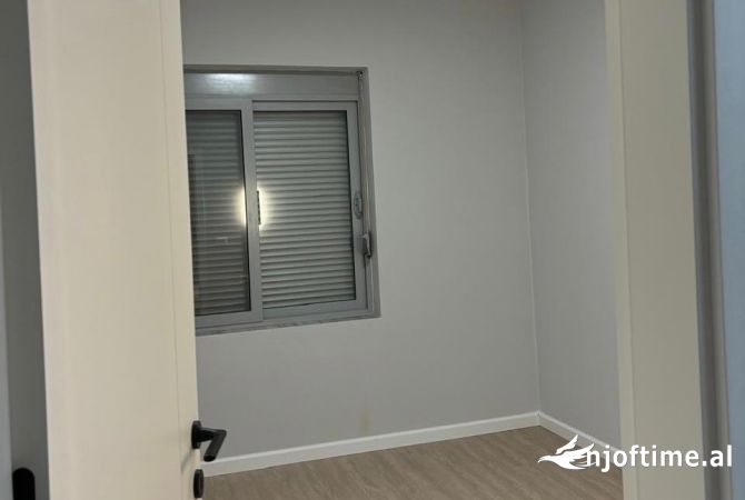 Ambiente Commerciale in Affitto 3+1 a Tirana - 700 Euro