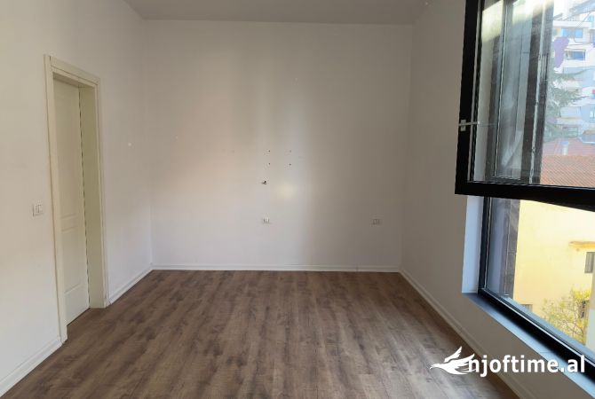 Ambiente Commerciale in Affitto 3+1 a Tirana - 400 Euro