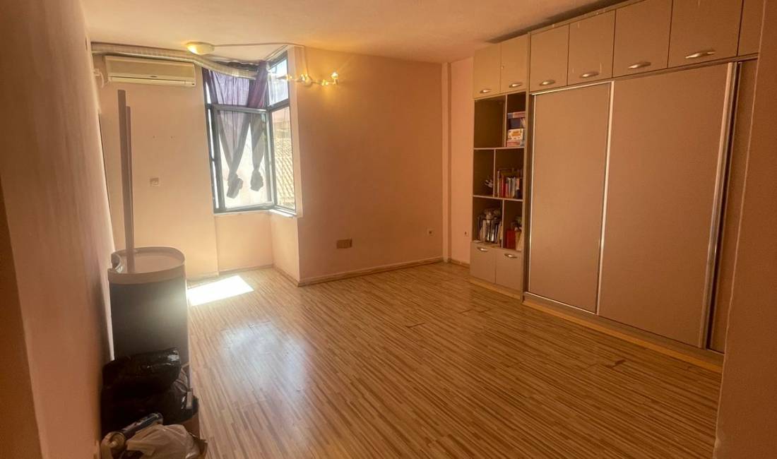 Jepet me qera ambient per zyre Te Rruga Barrikadave