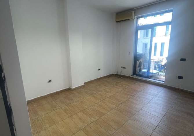 Jepet me qera ambient per zyre Te Rruga Barrikadave