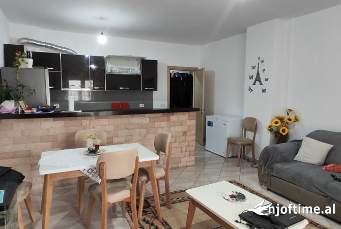 Shtepi ne shitje Apartament ne Tirane, 2+1, Mobilimi E mobiluar, Pagesa 137,000  Euro.