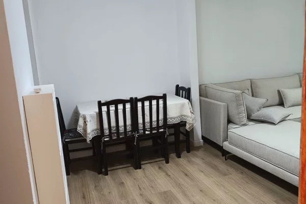 Shtepi me qera Apartament ne Tirane, 1+1, Mobilimi E mobiluar, Pagesa 40,000  Leke.