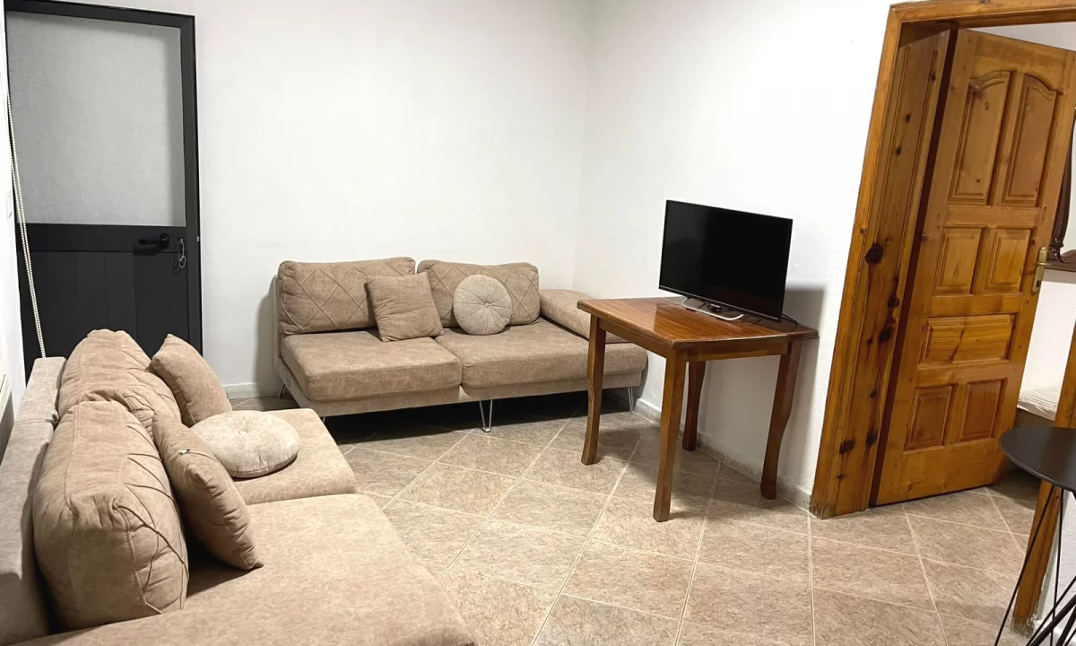 Shtepi me qera Shtepi Private ne Tirane, 1+1, Mobilimi E mobiluar, Pagesa 220  Euro.