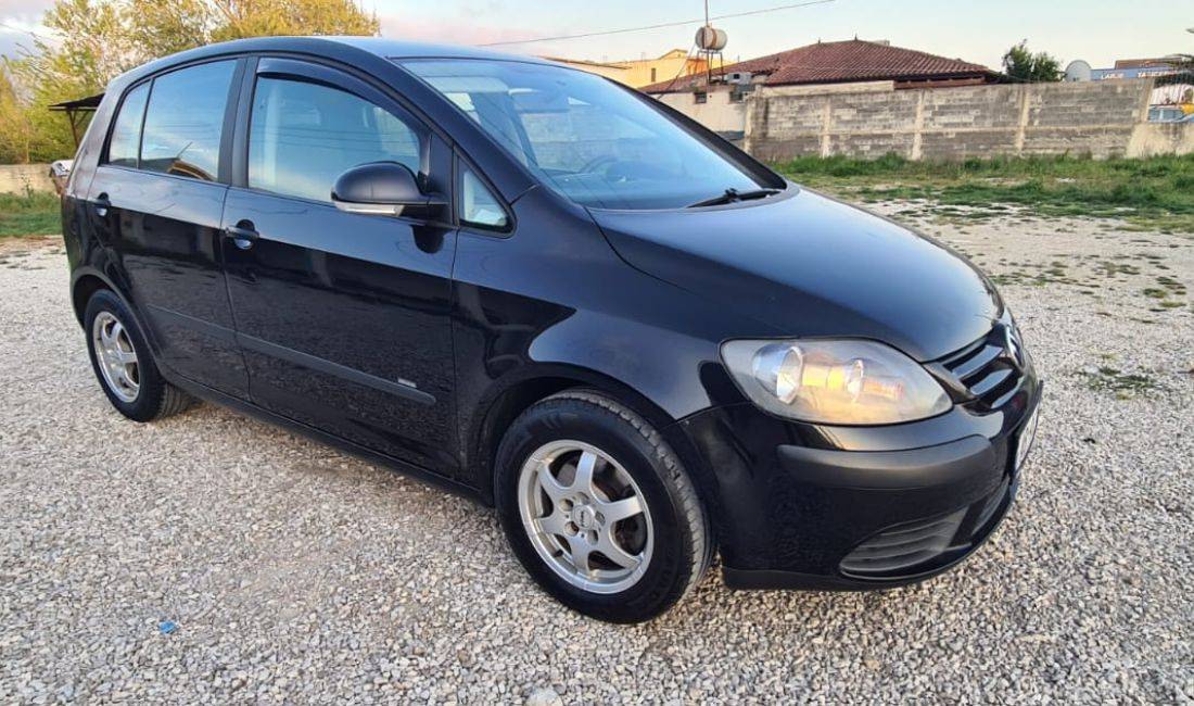 Jepet me qera Makina Golf 5 Plus  duke filluar me 25 Euro +7 dita