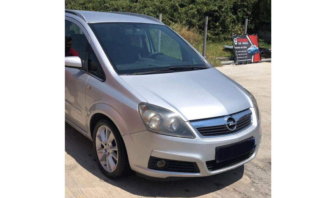 Jepet me qera Makina Opel Zafira 7+1 vendesh me cmimin 50 Euro dita