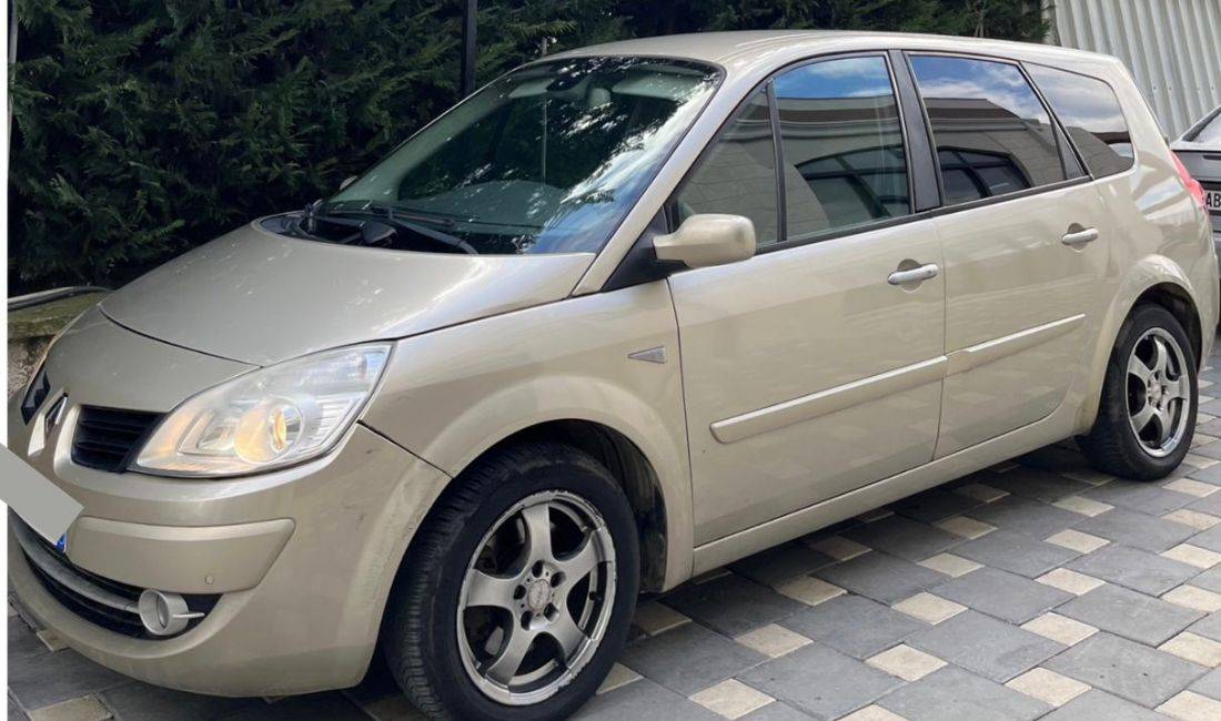 Jepet me qera Makina Renault Megan Scenic per 35 Euro dita