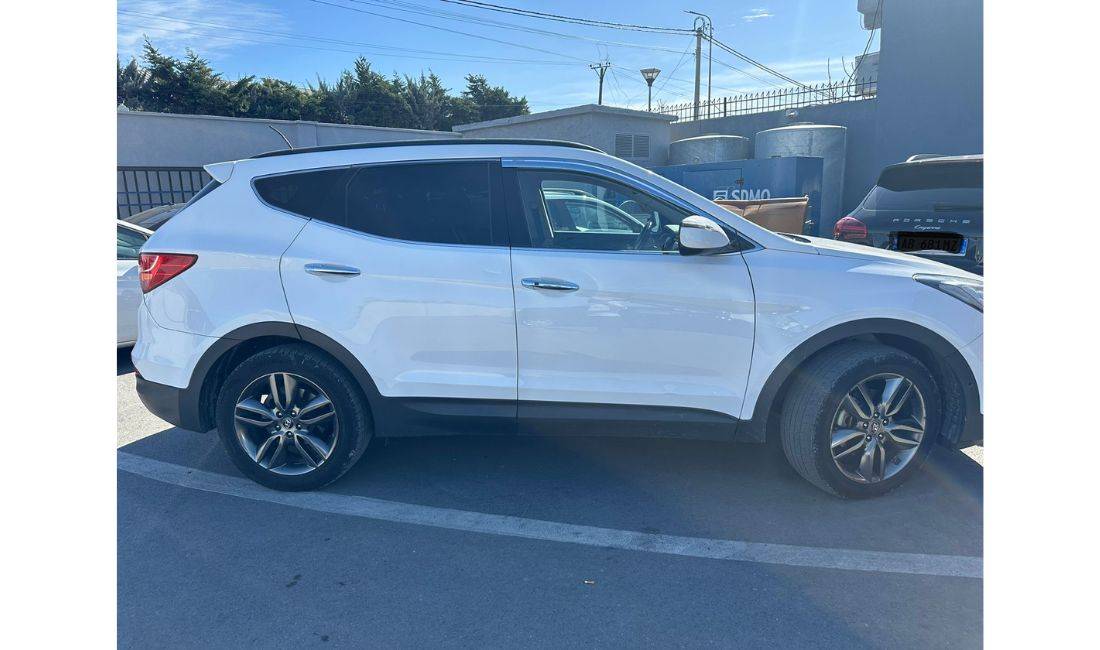 Jepet me qera Makina Hyundai Santa Fe, 7 vendesh me cmim ditor duke filluar nga 70 Euro